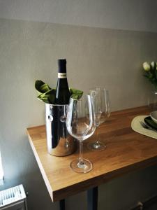 una botella de vino y dos copas de vino en una mesa en Second chance apartment, en Choteč