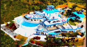 una vista aérea de una casa grande con piscina en Sunset Samana, en Las Galeras