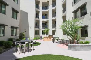 斯科茨Work & Relax , Elegant Space with Wi-Fi & Comfort- 4014的建筑物内摆放着桌椅的庭院