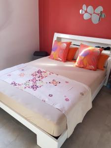 Duas camas com almofadas coloridas num quarto em Superbe appartement vue mer - résidence de standing em Schœlcher