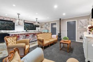 a living room with chairs and a bar at Jardee Chateau Guest House in Conondale