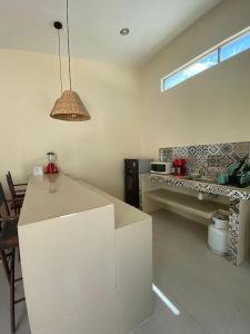 cocina con encimera y mesa en una habitación en cocay house, en Uaymitun