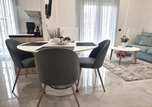 uma mesa de jantar e cadeiras numa sala de estar em Dream Home Veria em Veria