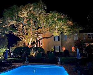 ein Schwimmbad vor einem Haus in der Nacht in der Unterkunft Anchuca Historic Mansion & Inn in Vicksburg