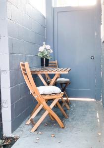 una mesa de madera y una silla con una maceta. en Spotless Modern studio, en Inglewood