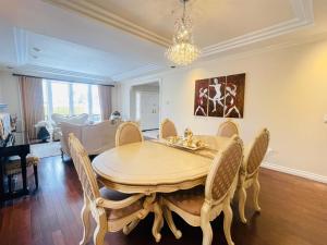 - une salle à manger avec une table et des chaises dans l'établissement SUMMER HOME, à Vancouver