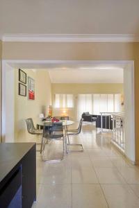 Posezení v ubytování Escape 4BR Penthouse Close to Blue Mall 7&8FLR with Private Rooftop OutdoorTerrace