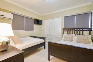 Postel nebo postele na pokoji v ubytování Classy Harmony Penthouse Close to Acropolis Center