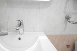 Koupelna v ubytování Escape 4BR Penthouse Close to Blue Mall 7&8FLR with Private Rooftop OutdoorTerrace