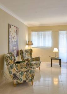 Posezení v ubytování Escape 4BR Penthouse Close to Blue Mall 7&8FLR with Private Rooftop OutdoorTerrace