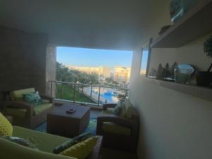 Posezení v ubytování Plage des Nations beautifully decorated apartment with a swimming pool view