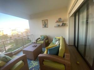 Posezení v ubytování Plage des Nations beautifully decorated apartment with a swimming pool view