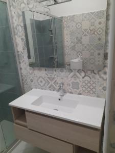 リド・ディ・スピーナにあるAppartamento Lagunaのバスルーム(白い洗面台、鏡付)