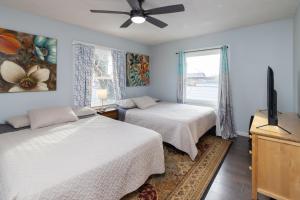 5 Bedroom 3200 Square Foot House for Downtown Travelers في انديانابوليس: غرفة نوم بسريرين ونافذة