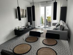 salon z kanapą i stołem w obiekcie Apartament Bażantów 26 w mieście Katowice