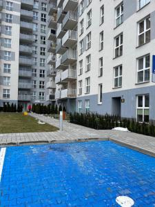 een leeg zwembad voor een gebouw bij Apartament Bażantów 26 in Katowice