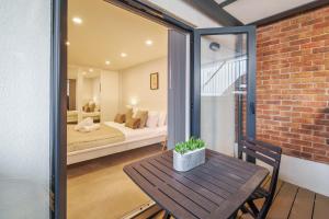 ein Wohnzimmer mit einem Tisch und ein Schlafzimmer in der Unterkunft Smart Living by Lawsons in Windsor