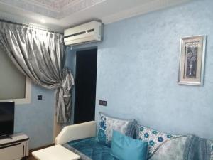 a living room with a couch and a window at Prestige, Luxe au Centre Ville in Agadir