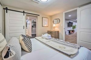 una camera da letto con un letto e una porta scorrevole di German Village Getaway with Grill 4 Mi to OSU! a Columbus