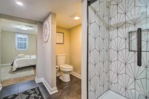 un bagno con wc e una stanza con un letto di German Village Getaway with Grill 4 Mi to OSU! a Columbus Altre 23 foto