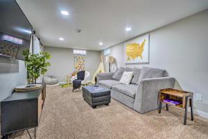 un soggiorno con un divano e una TV di German Village Getaway with Grill 4 Mi to OSU! a Columbus