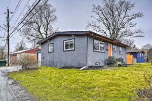 una casa grigia sul ciglio di una strada di German Village Getaway with Grill 4 Mi to OSU! a Columbus