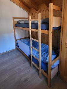 Zimmer mit Etagenbett und 2 Etagenbetten in einer Hütte in der Unterkunft Chalet, Bagnes, Suisse in Le Châble