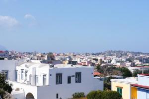 vistas a una ciudad con edificios blancos en Stella Marina Apartments, en Procida