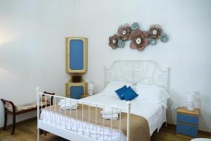 1 dormitorio con cama blanca y espejo en Stella Marina Apartments en Procida