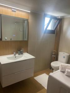卡利塞亞－豪客迪克斯的住宿－Emiliya M，一间带水槽、卫生间和镜子的浴室