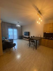 カリテア・ハルキディキにあるEmiliya Mのテーブルと椅子、キッチンのあるリビングルーム +32枚の写真