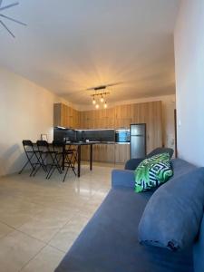 カリテア・ハルキディキにあるEmiliya Mのリビングルーム(青いソファ、ピアノ付)