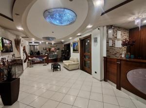 a large living room with a large ceiling at Albergo Pompei Valley in Pompei