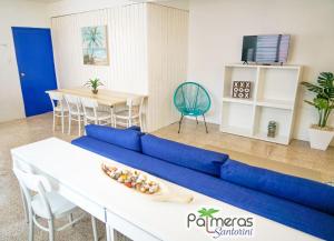 Een zitgedeelte bij Palmeras Beach Apartments - Playa Santa
