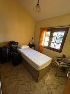 1 dormitorio con cama y ventana en House CÉNTRICA en Villa Carlos Paz