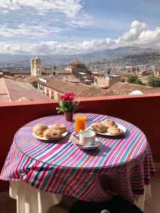 einen Tisch mit Teller mit Speisen auf dem Balkon in der Unterkunft Hotel San Francisco de Paula Ayacucho in Ayacucho