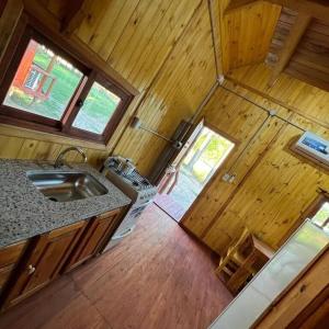 una vista aérea de una cocina en una casa pequeña en CABAÑAS DON GENARO en Bella Vista