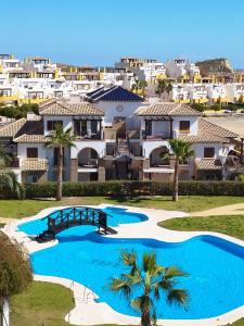 Vista arial de um resort com piscina e casas em Home Star 5 em Vera