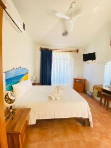 1 dormitorio con 1 cama con 2 toallas en Hotel Boutique Eden Costa en Santa Cruz - Huatulco