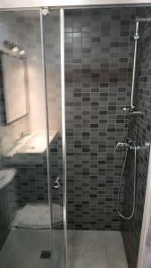 een badkamer met een douche en een wastafel bij Fabuloso apartamento en Triana in Sevilla