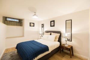 - une chambre avec un lit et une couverture bleue dans l'établissement Ola Lisbon – Rato II, à Lisbonne