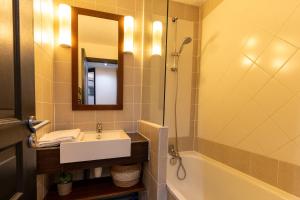 Kúpeľňa v ubytovaní MC Tourisme - Splendide & cosy appartement avec piscine, tennis & parking + 15 fotografií