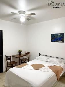 Ein Bett oder Betten in einem Zimmer der Unterkunft Hotel Quinta Avenida