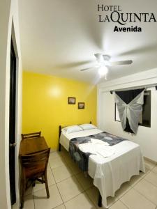 Ein Bett oder Betten in einem Zimmer der Unterkunft Hotel Quinta Avenida