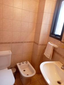 a bathroom with a white toilet and a sink at Dpto dos dormitorios en Nueva Córdoba in Cordoba