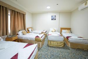 מיטה או מיטות בחדר ב-فندق الفنار العزيزية