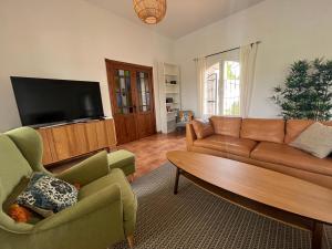 sala de estar con sofá y 2 sillas en Spacious Villa with Exceptional Views in Malaga, en Casarabonela