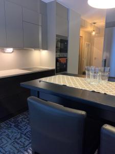 cocina con encimera y mesa con sillas en Hagastaden flat, en Estocolmo