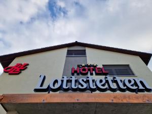 un panneau hotelolkien sur le côté d'un bâtiment dans l'établissement Hotel Lottstetten, à Lottstetten