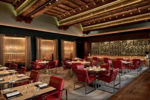 un restaurante con mesas y sillas y una bodega en The St. Regis Washington, D.C., en Washington